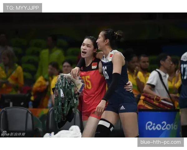 侯志慧的街拍把我绕懵了——赛场冷峻，日常笑成邻家，难道是双胞胎？