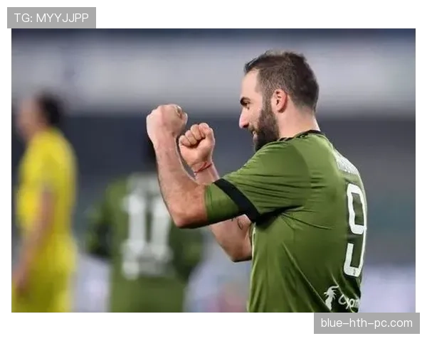 手抛球规则详解：裁判判罚标准与正确执行方式