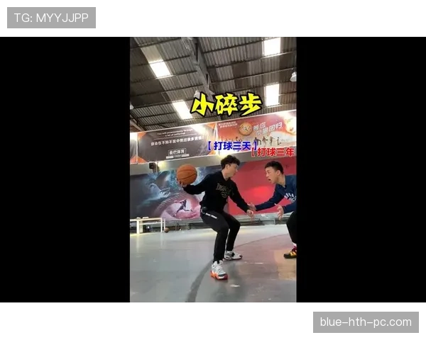 新手如何清晰区分走步和两次运球的犯规界限？